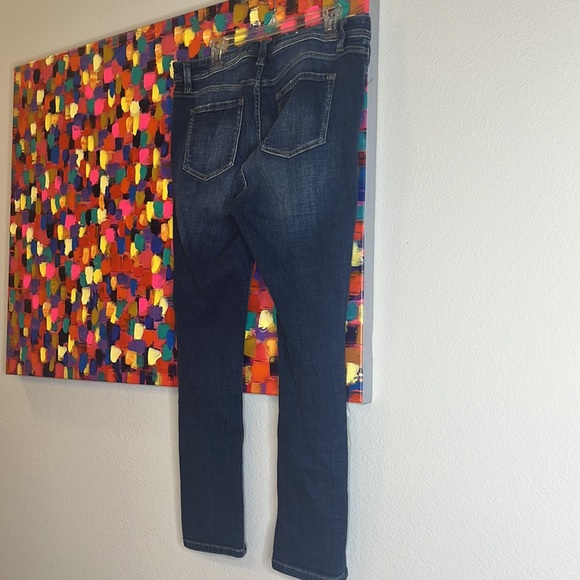 Distressed blue jeans - Picture 2 of 2